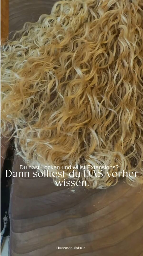 Blonde Locken in Nahaufnahme: Extensions bei lockigem Haar